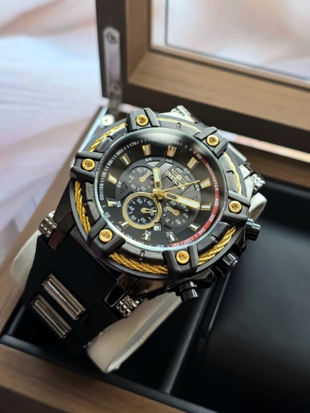 Imagen de RELOJ PARA HOMBRE INVICTA - NEGRO CON DETALLES DORADOS